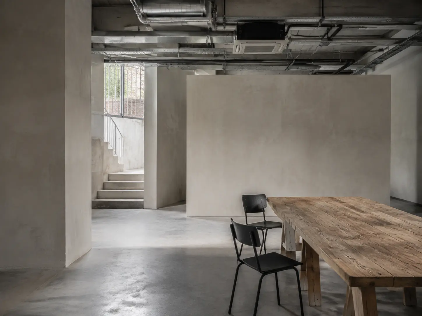 ROOH's adaptable studio with raw plaster, exposed services and movable furniture